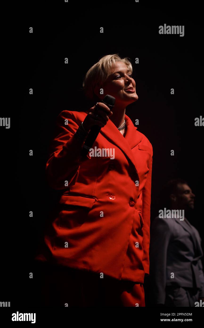 Toronto, Kanada. 17. März 2023. Die australisch-amerikanische Sängerin Betty tritt in einem roten Anzug und einer Sonnenbrille auf der Bühne auf und hält ein Mikrofon. Credit: Bobby Singh/Alamy Live News Stockfoto