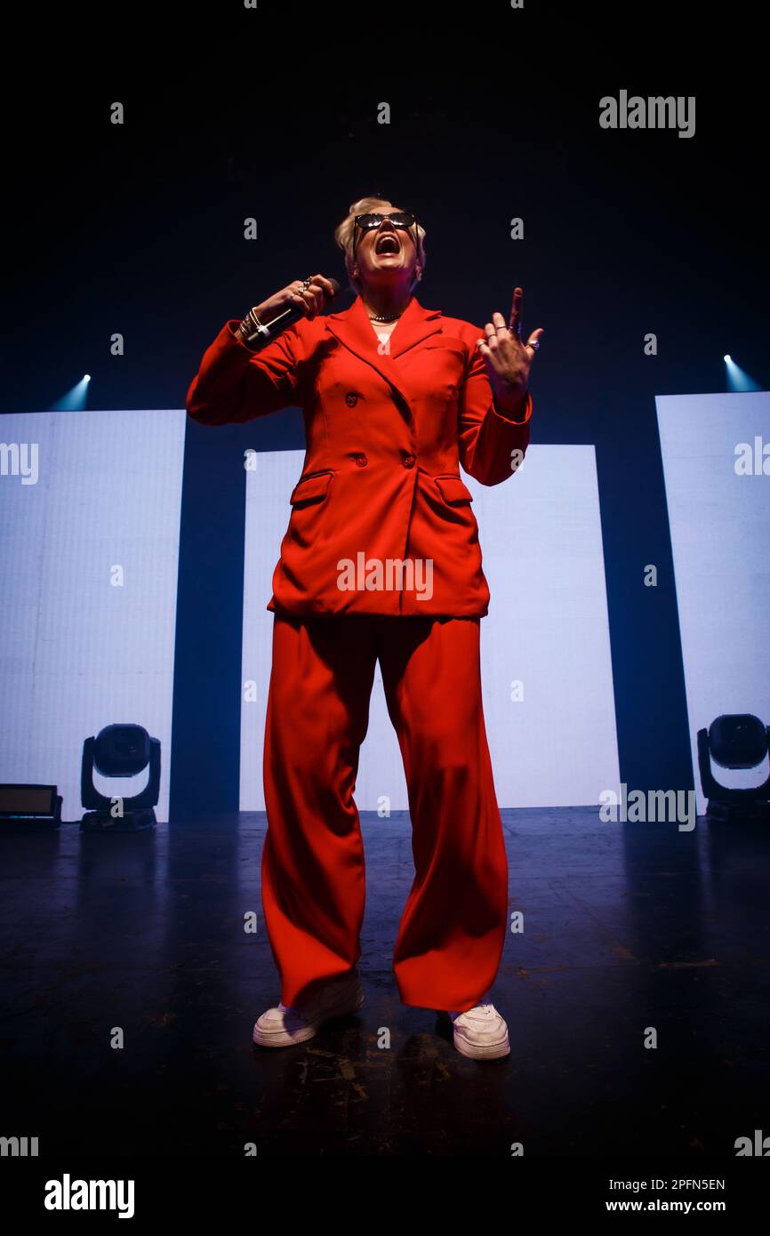 Toronto, Kanada. 17. März 2023. Die australisch-amerikanische Sängerin Betty tritt in einem roten Anzug und einer Sonnenbrille auf der Bühne auf und hält ein Mikrofon. Credit: Bobby Singh/Alamy Live News Stockfoto