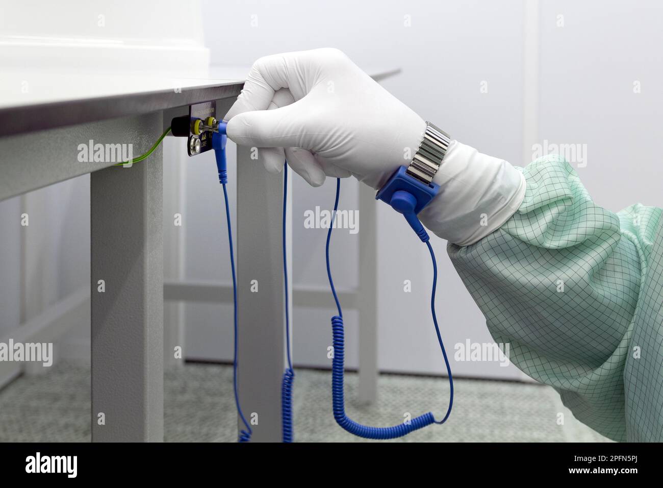 Erdungsarmband an der Hand mit ESD-Tuch für Reinräume. Antistatisches ESD-Armband oder Erdungsarmband ist ein antistatisches Gerät, das zur sicheren Gro verwendet wird Stockfoto