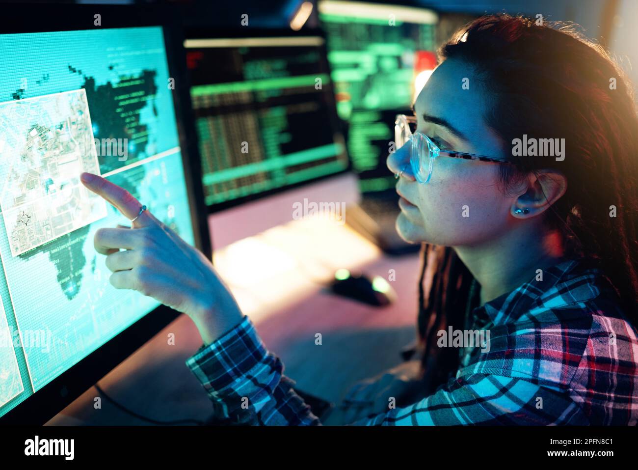 Frau, Computerbildschirm und Hacker mit Software, Datenprogrammierung oder Cybersicherheit. Entwickler, IT-Programmierer und Lesekarte für Hacker, Standort Stockfoto