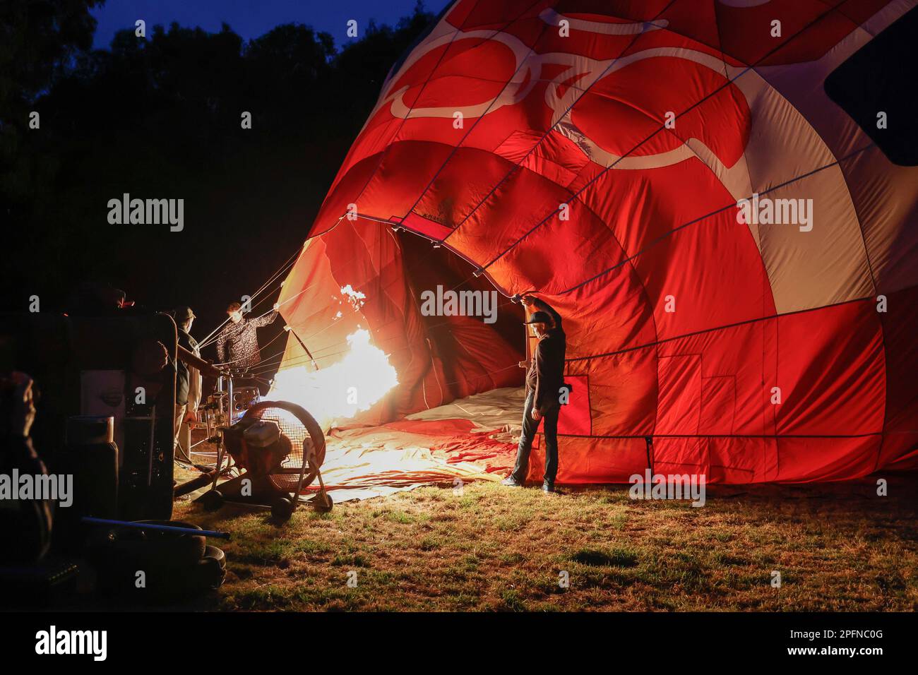Brenner, der heiße Luft in einen Ballon feuert und sich auf den Start in Melbourne, Victoria, Australien vorbereitet Stockfoto