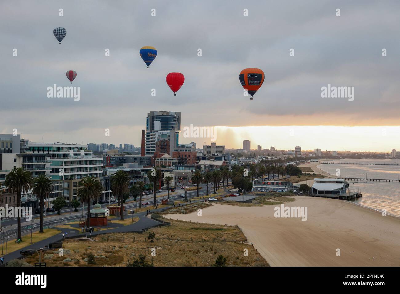 Heißluftballons fliegen über Port Melbourne bei Sonnenaufgang, Victoria, Australien Stockfoto
