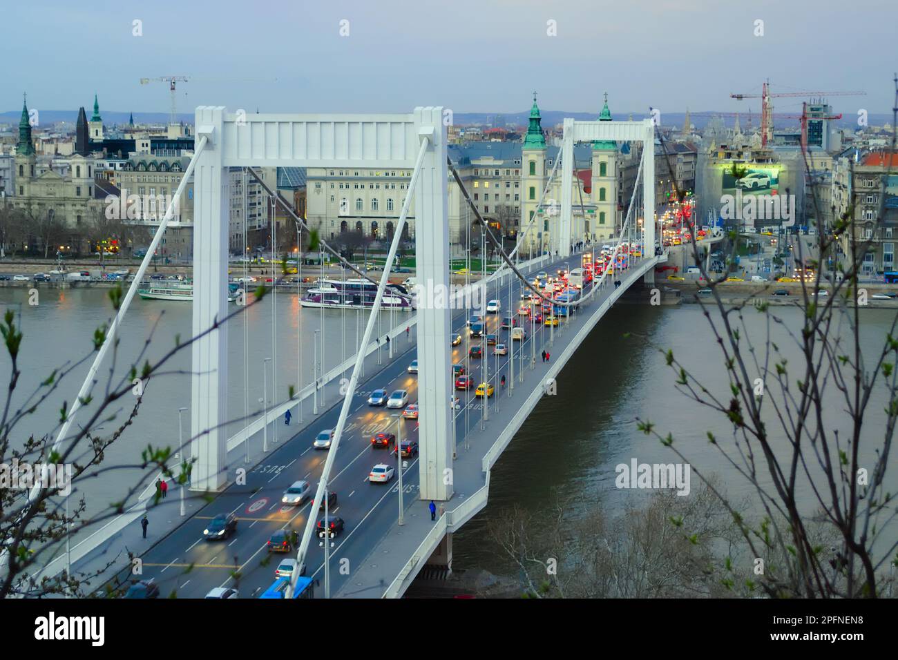 Erzsebet-BrErzsebet-Brücke in Budapest, Ungarn, Blick von den Hügeln, Abenddämmerung, Autos mit Scheinwerfern an, auf der Brücke Stockfoto