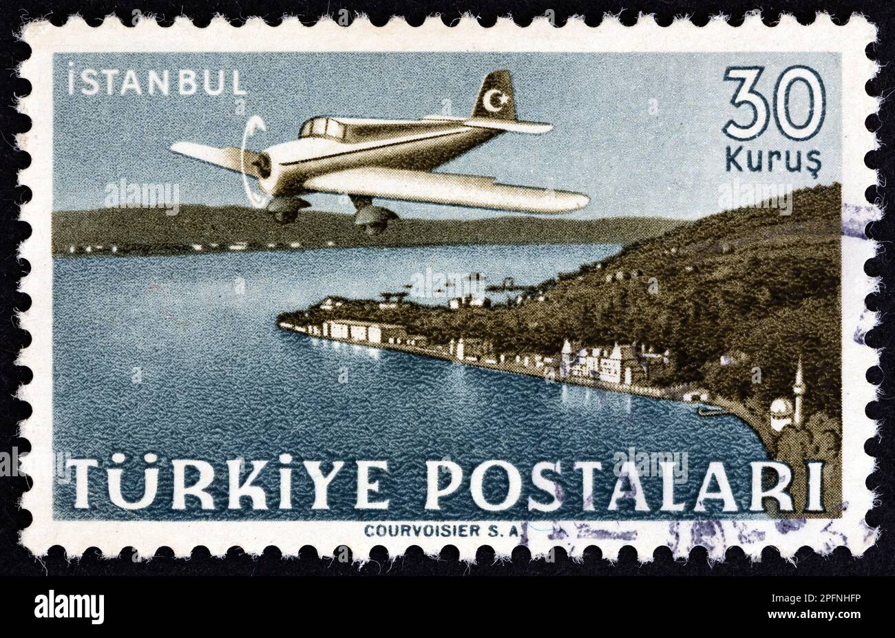 TÜRKEI - CA. 1949: Ein in der Türkei gedruckter Stempel aus der Ausgabe "Turkish Aircraft over Landscapes" zeigt Curtiss-Wright CW-22 über Istanbul, ca. 1949 Stockfoto