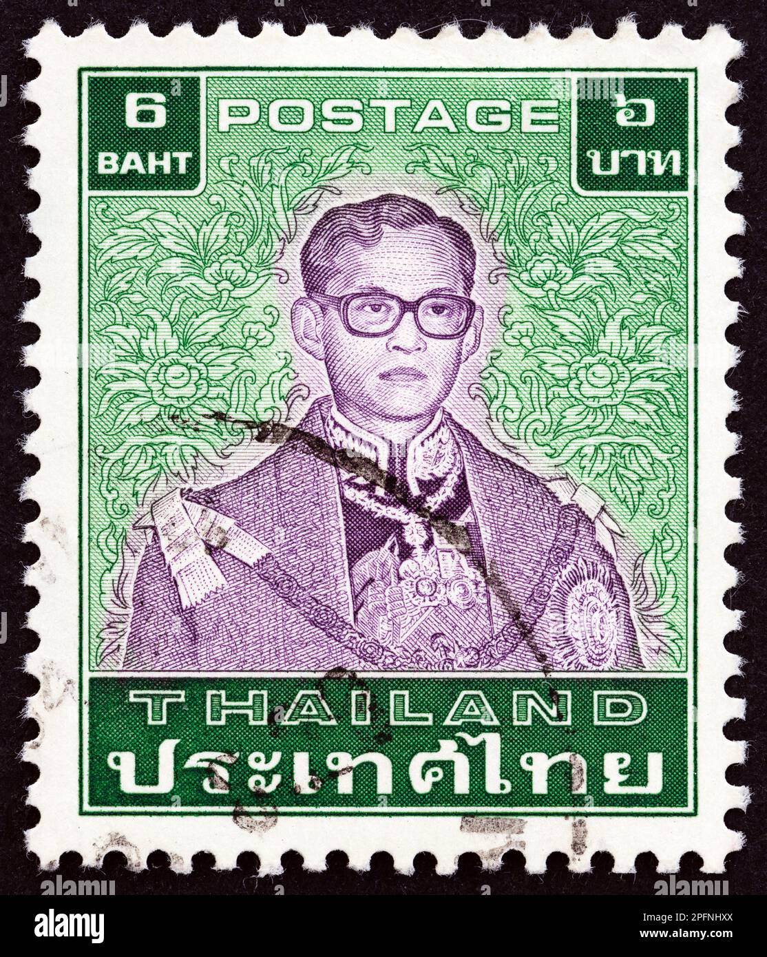 THAILAND - CIRCA 1984: Ein in Thailand gedruckter Stempel zeigt König Bhumibol Adulyadej, circa 1984. Stockfoto