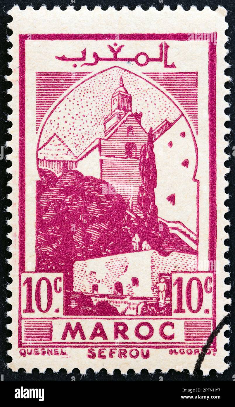 FRANZÖSISCH-MAROKKO - CA. 1939: Ein in Marokko gedruckter Stempel zeigt die Moschee in Sefrou, ca. 1939. Stockfoto