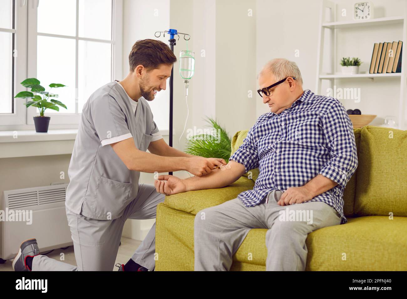 Das Pflegepersonal oder der Arzt gibt dem älteren Patienten intravenöse