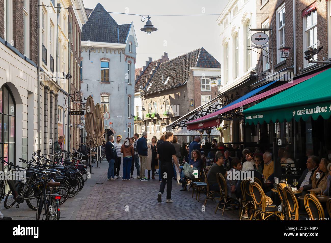 Die Gäste genießen die Terrasse im Stadtzentrum von den Bosch. Stockfoto