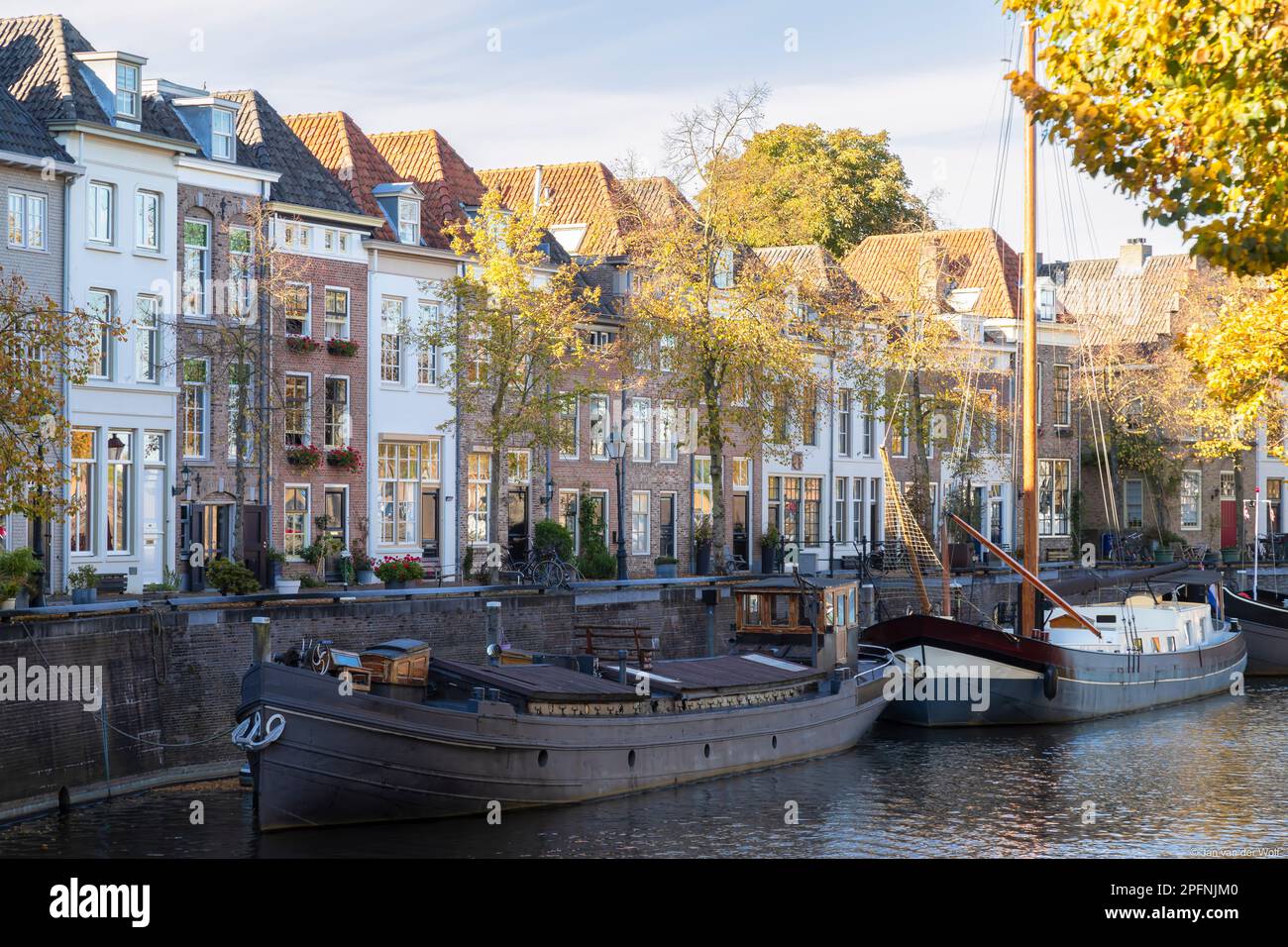 Monumentale Kanalhäuser entlang des alten Hafens in den Bosch, Niederlande. Stockfoto
