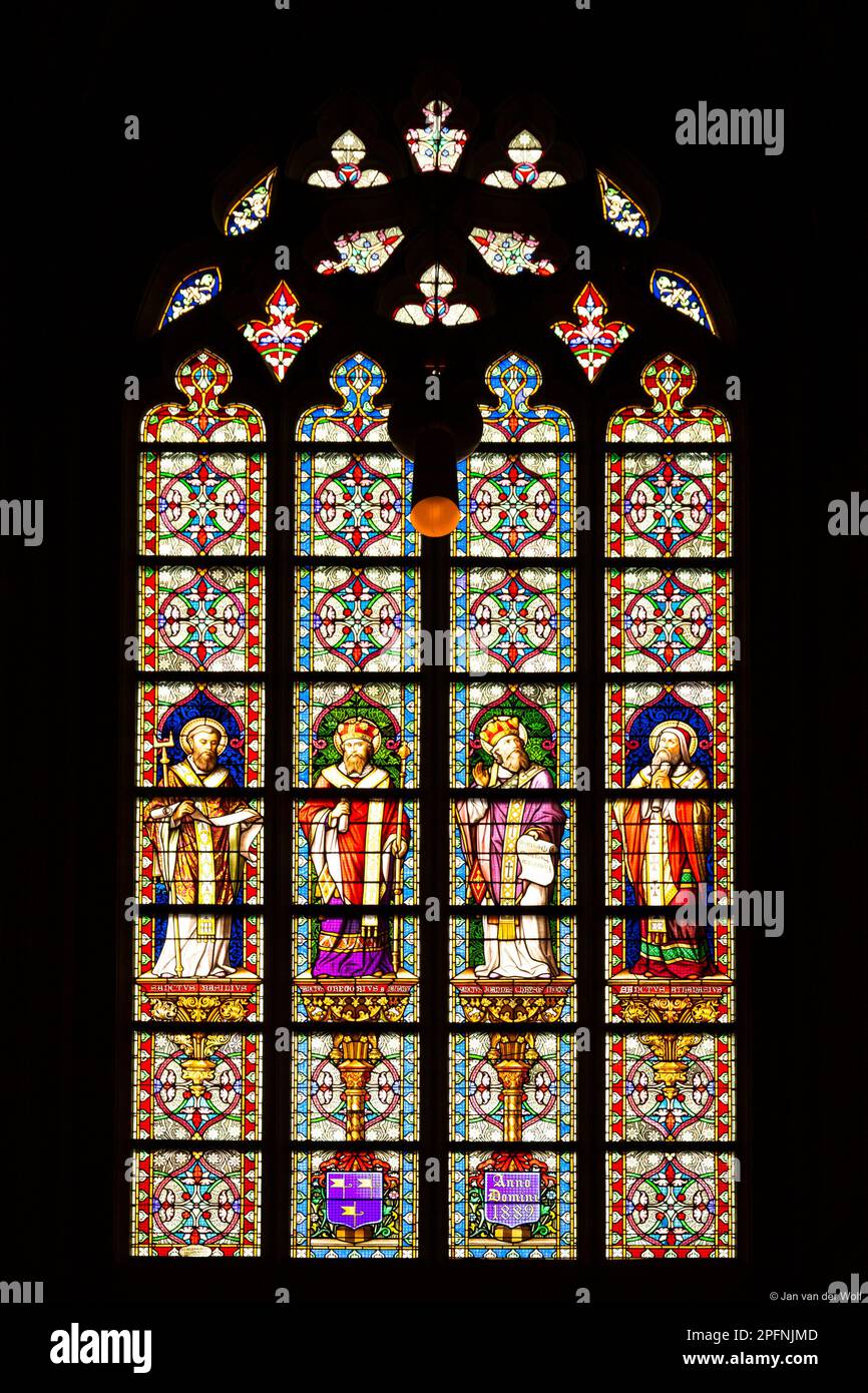 Buntglasfenster, das einen heiligen darstellt, der das Sakrament der Heiligen Kommunion in St. John's Cathedral, in den Bosch, Niederlande. Stockfoto