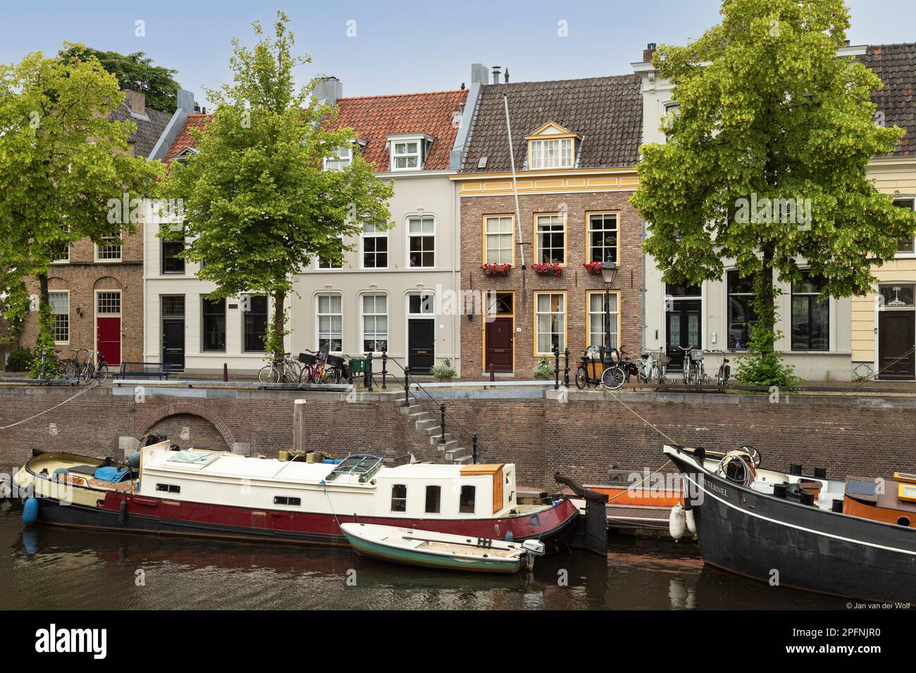 Alter Hafen in Den Bosch mit Booten und mittelalterlichen Häusern. Stockfoto