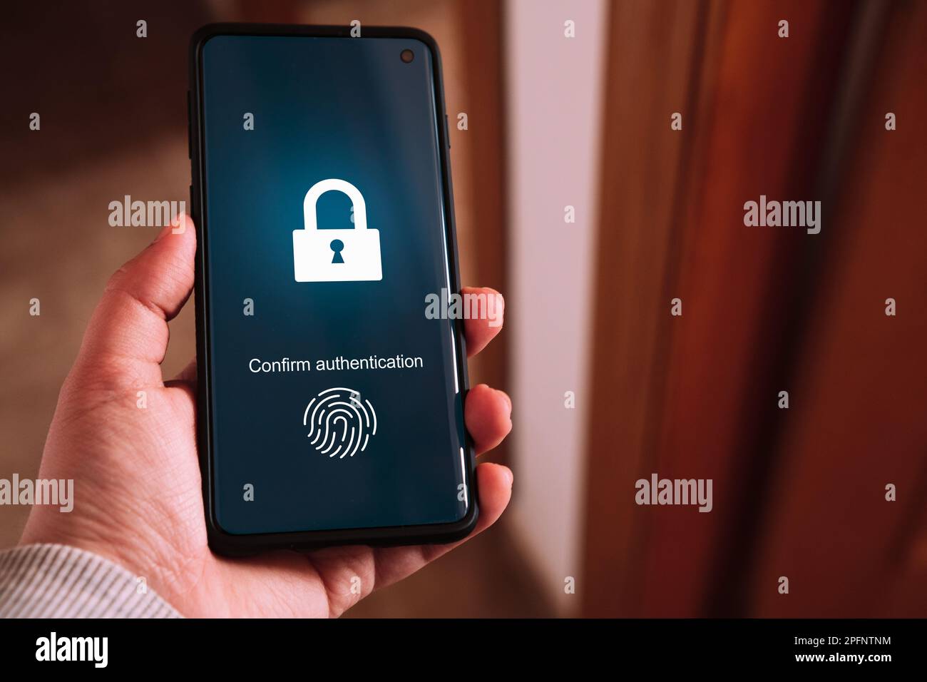 Biometrisches Authentifizierungskonzept. Smartphone mit Fingerabdruck-Scan. Zugriff auf Kennwort über Fingerabdrücke. Technologie-Sicherheitssystem. Stockfoto