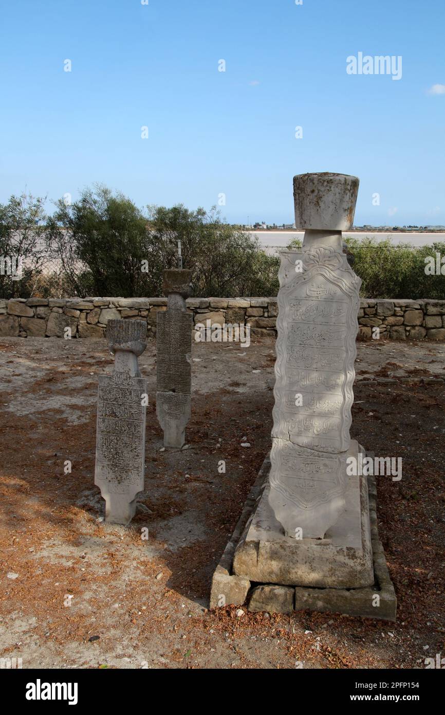Grabsteine der osmanischen Verwalter Zyperns in der Hala-Sultan-Moschee Stockfoto