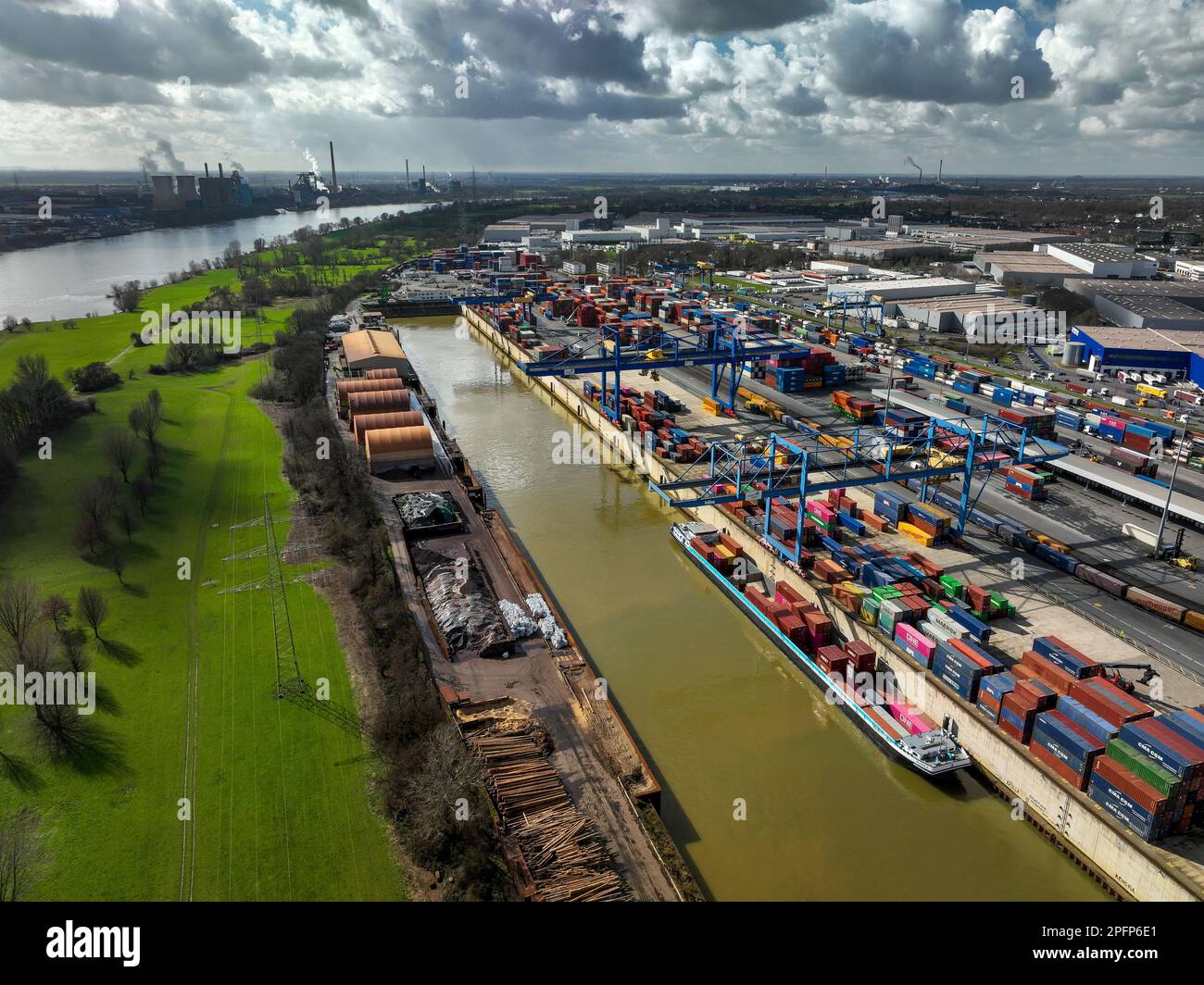 Duisburg, Nordrhein-Westfalen, Deutschland - Industrielandschaft, Hafen Duisburg, Containerhafen, Loghafen Duisburg, im Hafen Duisburg auf der R Stockfoto