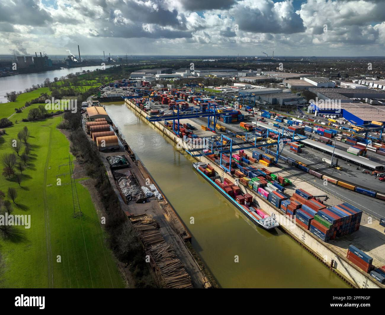 Duisburg, Nordrhein-Westfalen, Deutschland - Industrielandschaft, Hafen Duisburg, Containerhafen, Loghafen Duisburg, im Hafen Duisburg auf der R Stockfoto