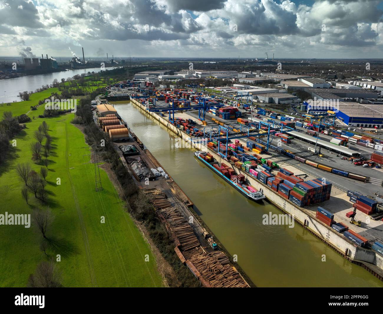 Duisburg, Nordrhein-Westfalen, Deutschland - Industrielandschaft, Hafen Duisburg, Containerhafen, Loghafen Duisburg, im Hafen Duisburg auf der R Stockfoto