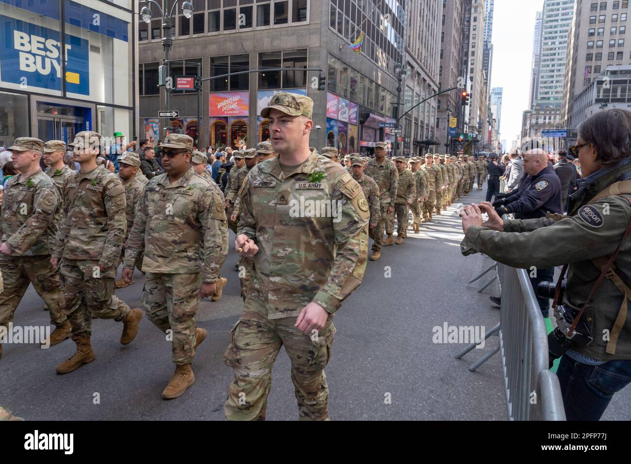 New York, New York, USA. 17. März 2023. (NEU) St. Patrick's Day Parade in New York City. 17. März 2023, New York, New York, USA: Mitglieder des Sixty-Ninth Regiment („The Fighting 69.“) marschieren im St. Patrick's Day Parade entlang der 5. Avenue am 17. März 2023 in New York City. (Kreditbild: © M10s/TheNEWS2 via ZUMA Press Wire) NUR REDAKTIONELLE VERWENDUNG! Nicht für den kommerziellen GEBRAUCH! Stockfoto