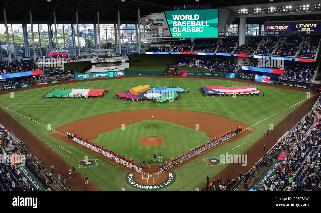 Miami, Usa. 17. März 2023. Die Flaggen Mexico und Puerto Rico werden vor dem Beginn des 2023 World Baseball Classic Viertelfinalspiels zwischen Mexiko und Puerto Rico im LoanDepot Park in Miami, Florida, am Freitag, den 17. März 2023 ausgestellt. Foto: Aaron Josefczyk/UPI Credit: UPI/Alamy Live News Stockfoto