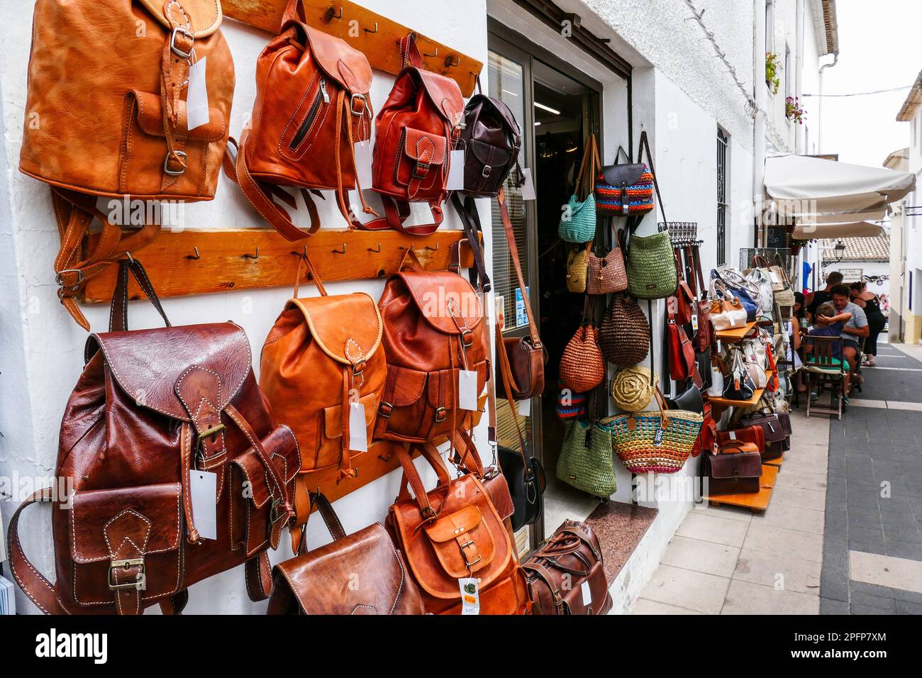 Ledertaschen im Bergdorf Castell de Guadalest, Valencia, Spanien  Stockfotografie - Alamy