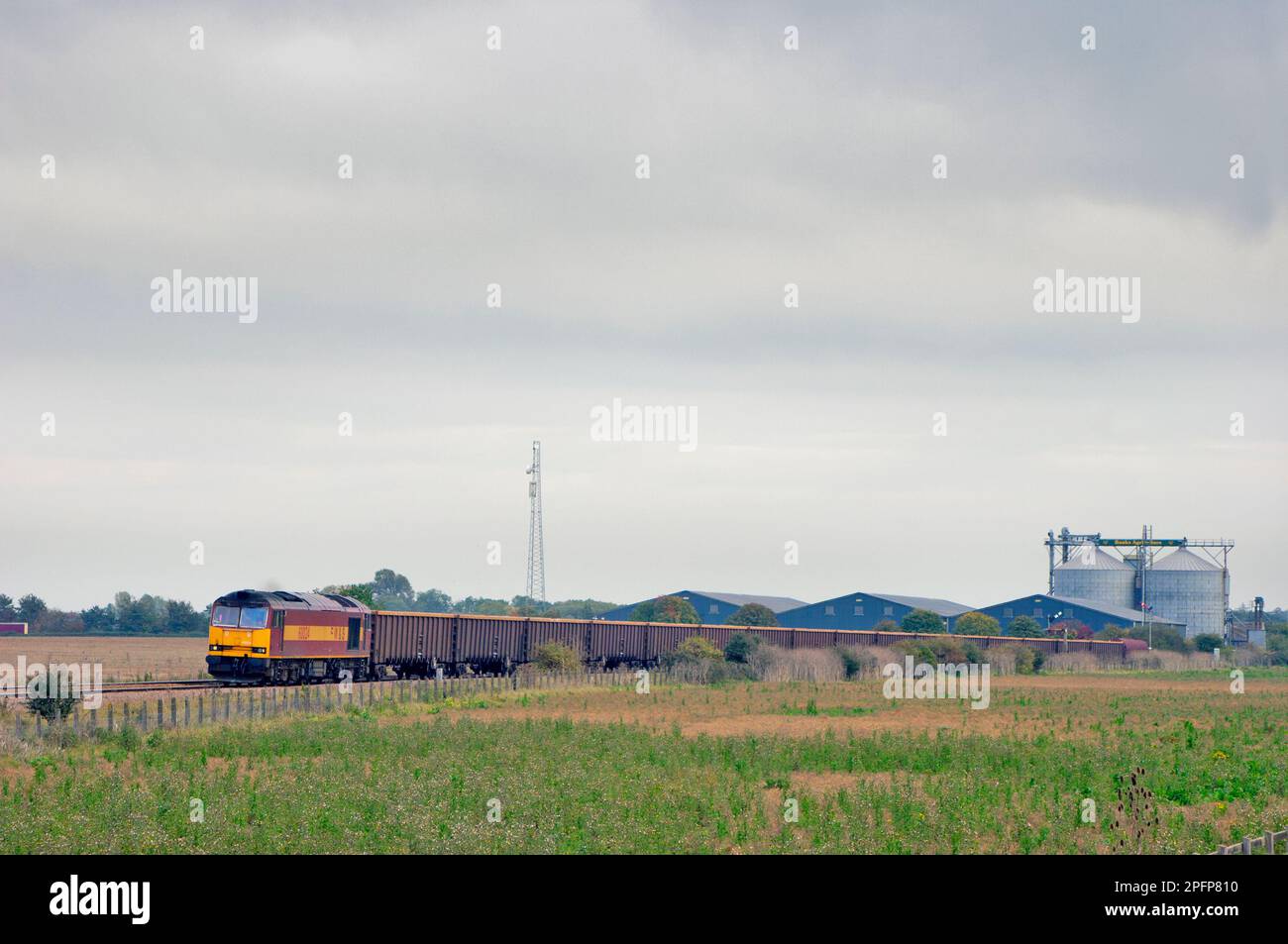 Eine EWS-Diesellokomotive der Klasse 60 mit der Nummer 60024 und einem leeren Steinbetrieb, die am 18. Oktober 2005 in Kennet aus MEA-Kastenwagen gebildet wurde. Stockfoto