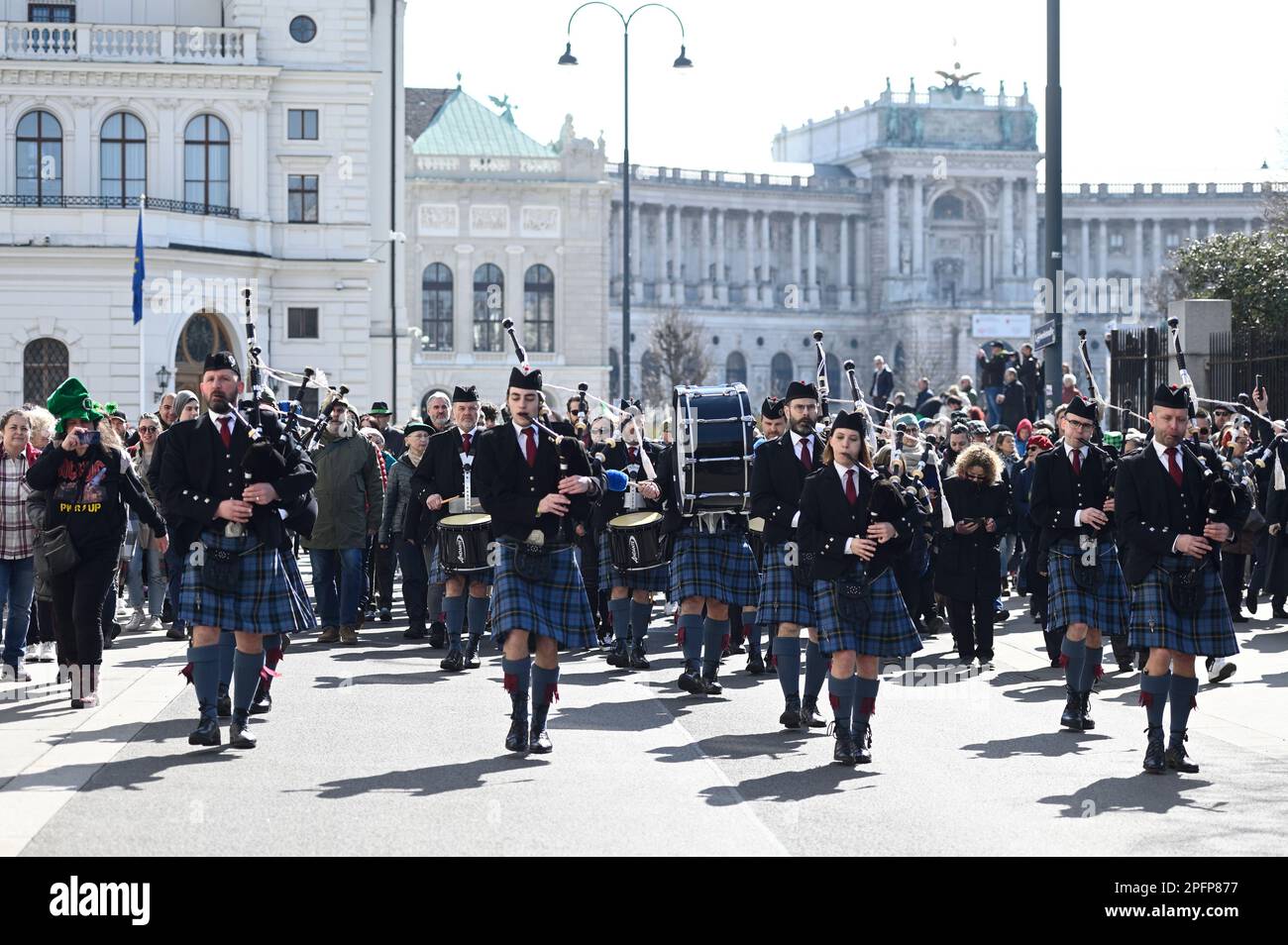 Wien, Österreich. 18. März 2023. St. Patrick's Day Parade durch die Wiener Innenstadt. Kredit: Franz Perc/Alamy Live News Stockfoto