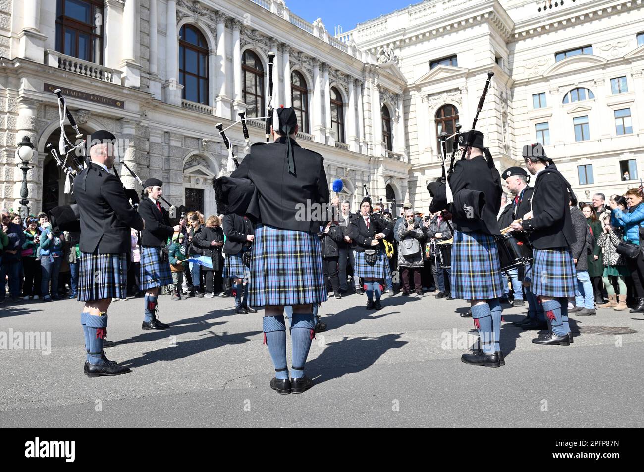 Wien, Österreich. 18. März 2023. St. Patrick's Day Parade durch die Wiener Innenstadt. Kredit: Franz Perc/Alamy Live News Stockfoto