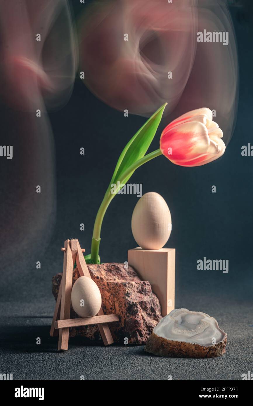 Konzeptfeder. Freakebana. Trendige Karte mit rot-weißen Tulpen und Ostereiern. osterkonzept. Kreatives Bild von Blumen mit verschwommener Spur, Fantasy Mo Stockfoto