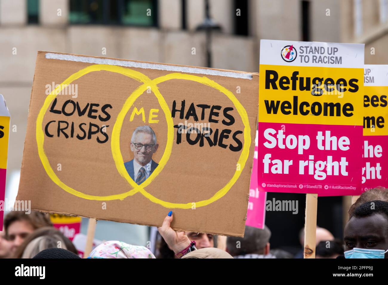 London, Großbritannien. 18. März 2023. In London findet ein internationaler Aktionstag gegen Rassismus statt, an dem sich Demonstranten außerhalb der BBC auf dem Portland Place versammeln. Zu den Protesten gehören der Ruanda-Plan der britischen Regierung, der Nationality and Borders Act sowie mutmaßliche rassistische Deportationen und das feindselige Umfeld. Es gibt auch Unterstützung für den Fußballmoderator Gary Lineker. Stockfoto