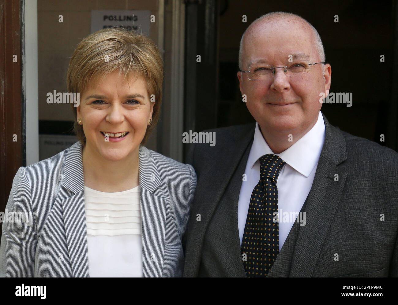 Aktenfoto vom 23.6/16 von Ersten Ministerin Nicola Sturgeon mit ihrem Mann Peter Murrell, als sie ankommen, um ihre Stimmen in der Broomhouse Community Hall, Glasgow, abzugeben. Peter, der Ehemann von Frau Sturgeon, ist mit sofortiger Wirkung als Hauptgeschäftsführer der SNP zurückgetreten. Berichten zufolge drohten Mitglieder des regierenden Nationalen Exekutivkomitees (NEC) der SNP mit einem Misstrauensvotum gegen ihn. Ausgabedatum: Samstag, 18. März 2023. Stockfoto