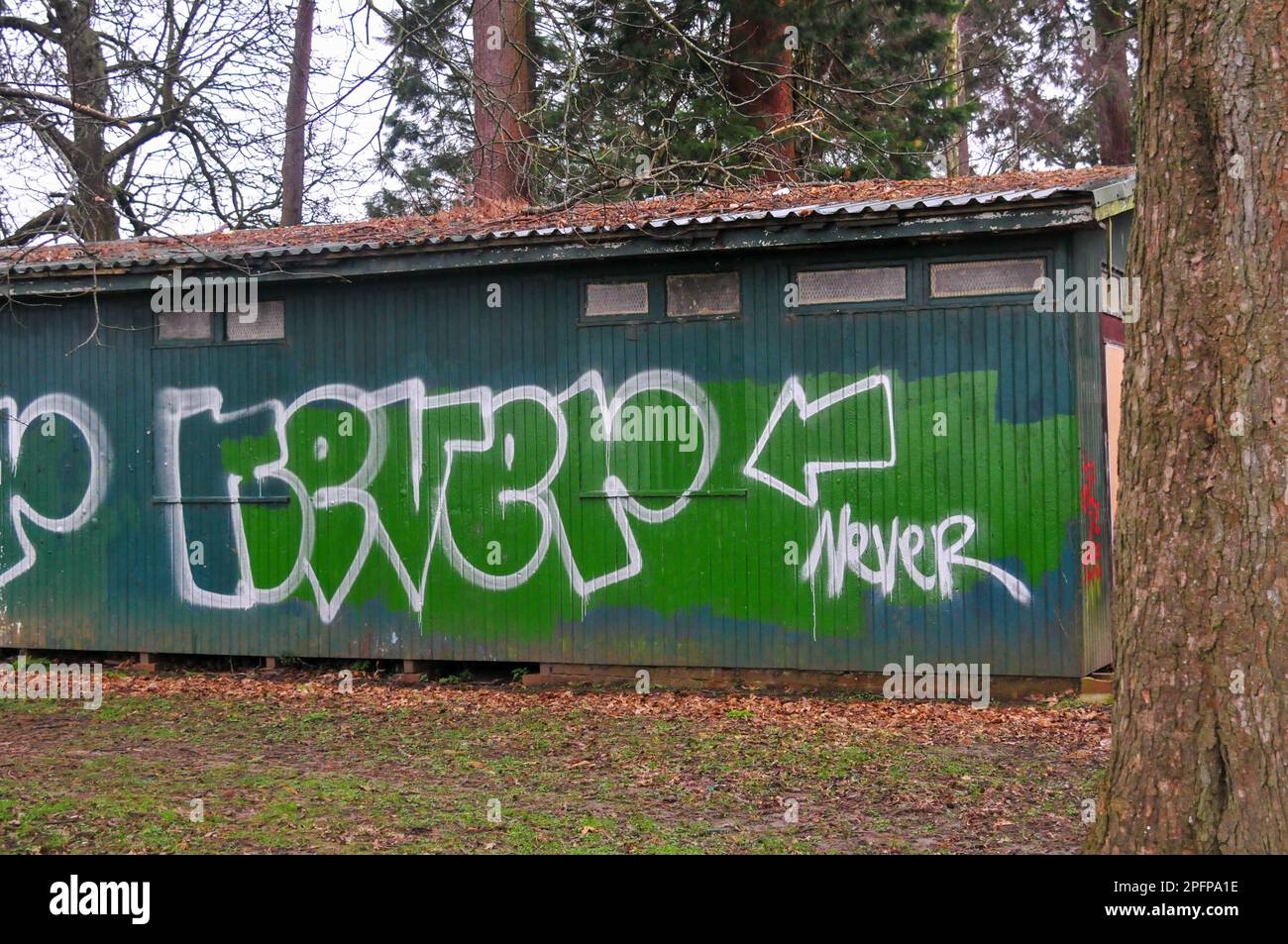 Southborough Football Club am Southborough Common, Tunbridge Wells, Kent, England, liegt versteckt in den Wäldern, wird aber von Graffiti ruiniert. Stockfoto