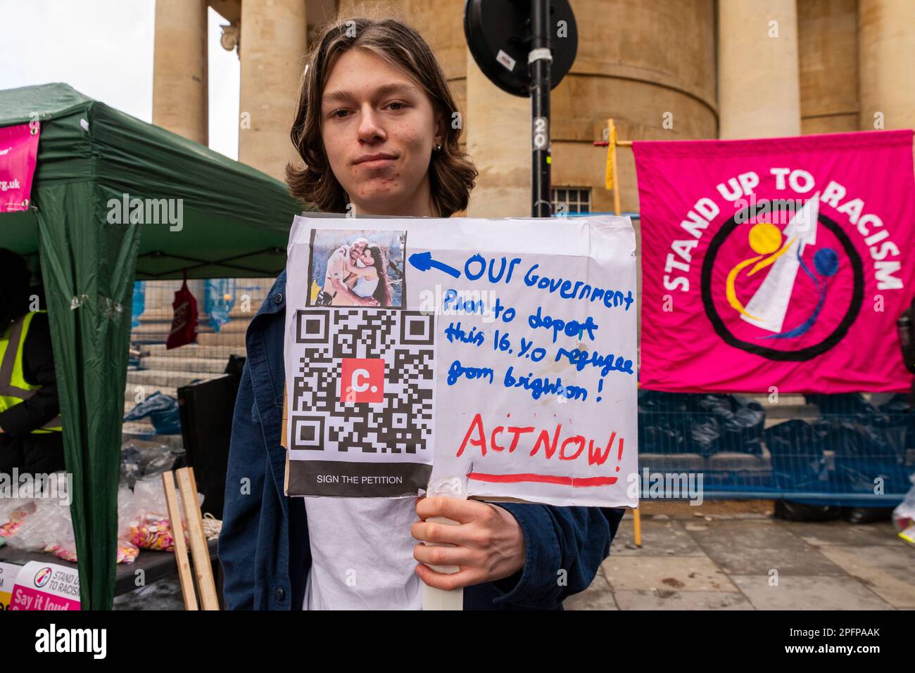 London, Großbritannien. 18. März 2023. In London findet ein internationaler Aktionstag gegen Rassismus statt, an dem sich Demonstranten außerhalb der BBC auf dem Portland Place versammeln. Zu den Protesten gehören der Ruanda-Plan der britischen Regierung, der Nationality and Borders Act sowie mutmaßliche rassistische Deportationen und das feindselige Umfeld. Stockfoto