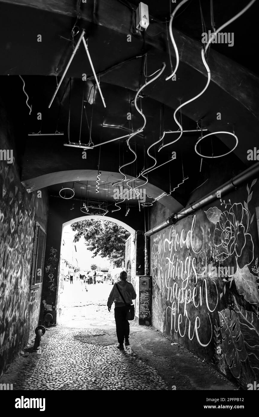 Lissabon, Portugal - 10. November 2022: Eintritt in das kreative und kulturelle Viertel in Lissabon namens LX Factory, wo Touristen die Restaurants galle genießen Stockfoto