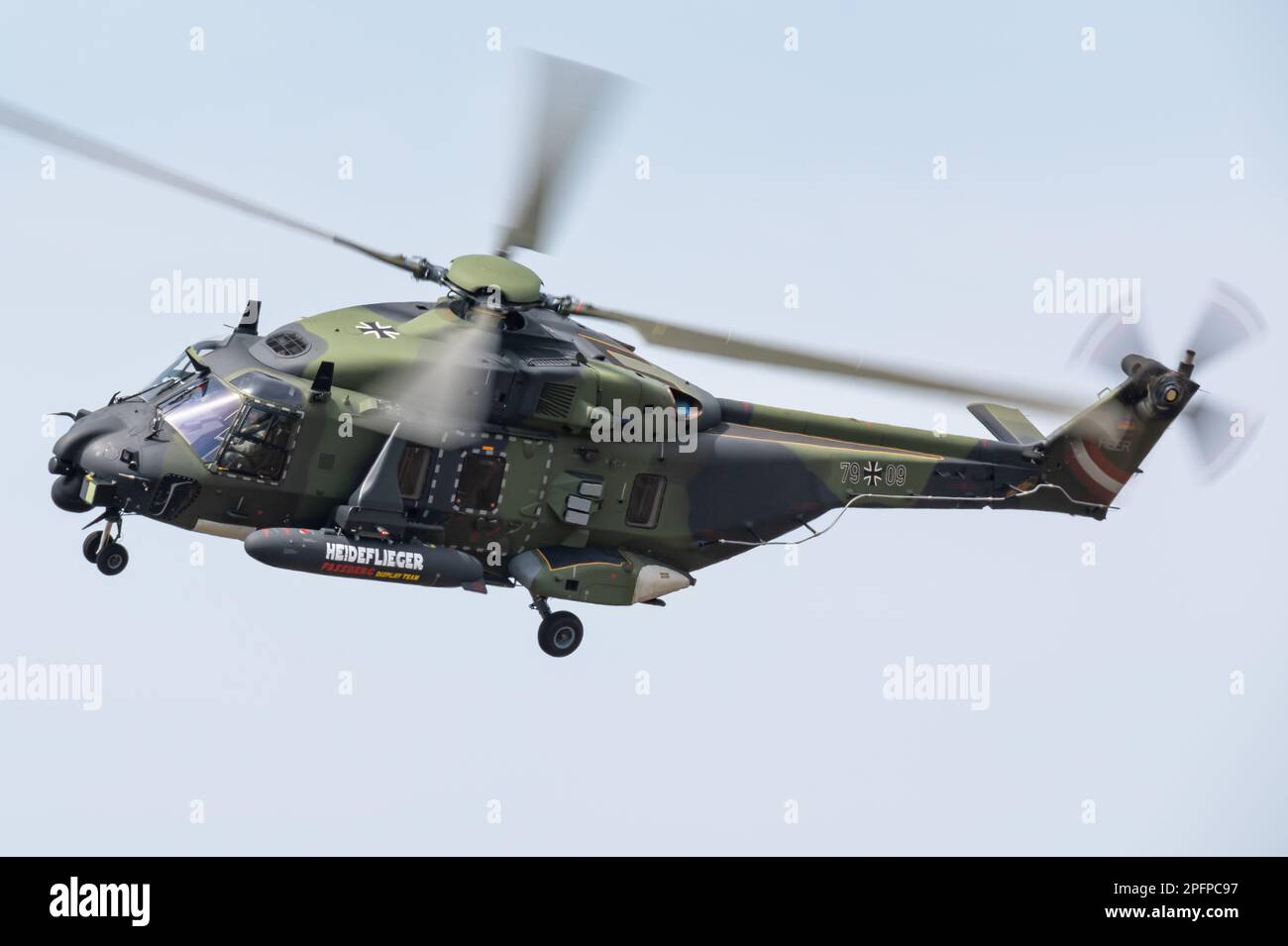Ein NHIndustries-NH90-TTH-Hubschrauber der Deutschen Armee, der eine Ausstellung vorführt. Stockfoto