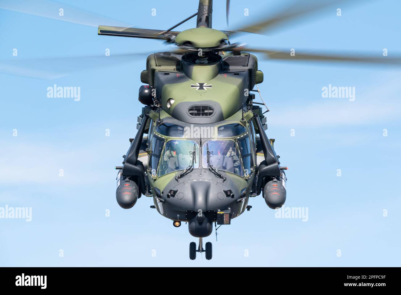 Ein NHIndustries-NH90-TTH-Hubschrauber der Deutschen Armee, der eine Ausstellung vorführt. Stockfoto