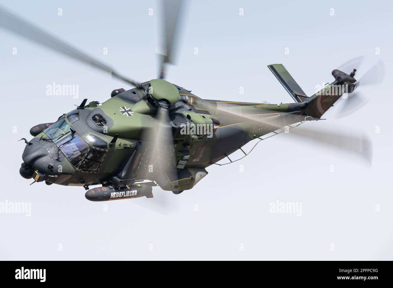 Ein NHIndustries-NH90-TTH-Hubschrauber der Deutschen Armee, der eine Ausstellung vorführt. Stockfoto