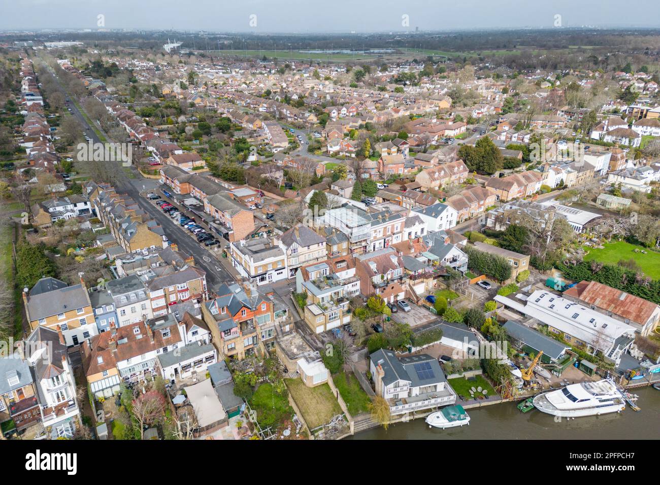 Blick aus der Vogelperspektive auf Sunbury-on-Thames, Surrey, Großbritannien. Stockfoto