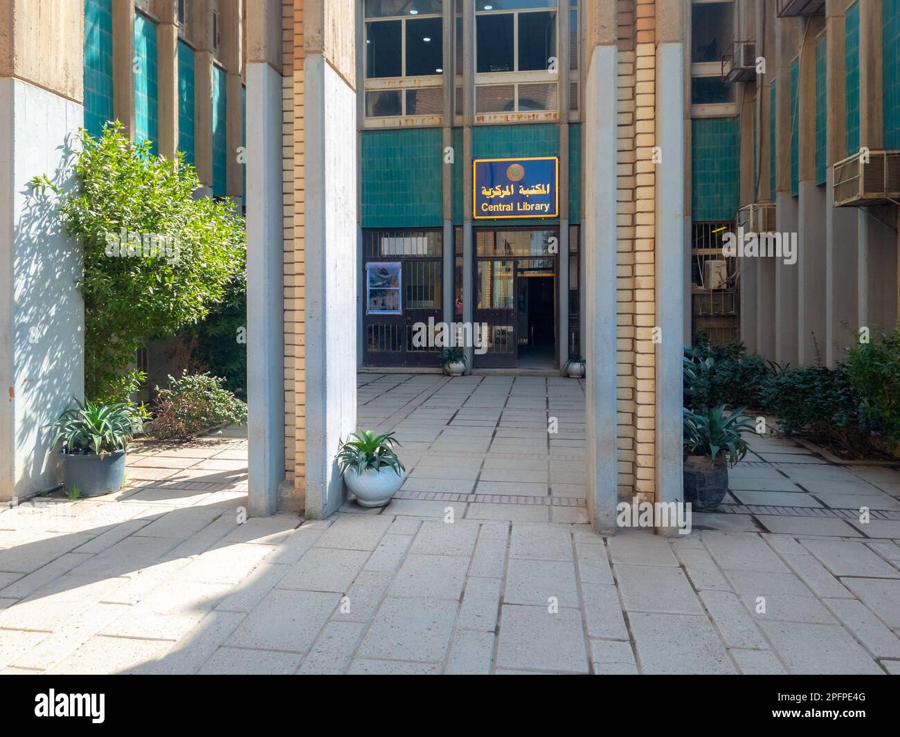 Bagdad, Irak - 5. März 2023: Landschaftsansicht der Zentralbibliothek der Al-Mustansiriya Universität, auf dem Universitätscampus. Stockfoto