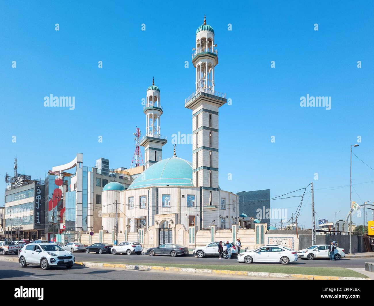 Bagdad, Irak - 23. Februar 2023: Landschaftsansicht der Al-Maamoun-Moschee, einem sunnitischen Patrimonium in Mansour City. Stockfoto