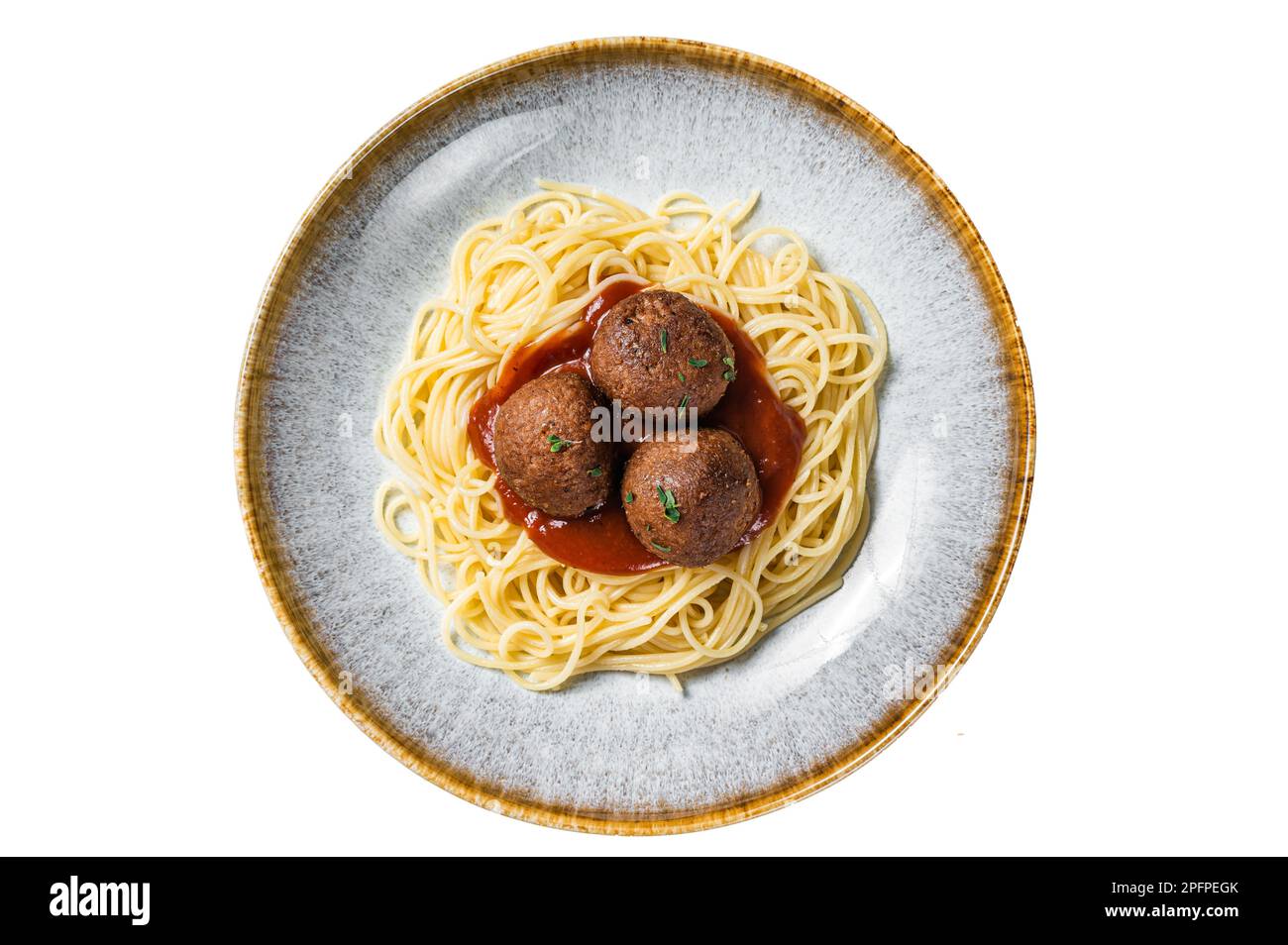 Vegetarische Pasta mit Fleischklößchen aus pflanzlichem Fleisch und Tomatensoße. Isoliert auf weißem Hintergrund. Stockfoto