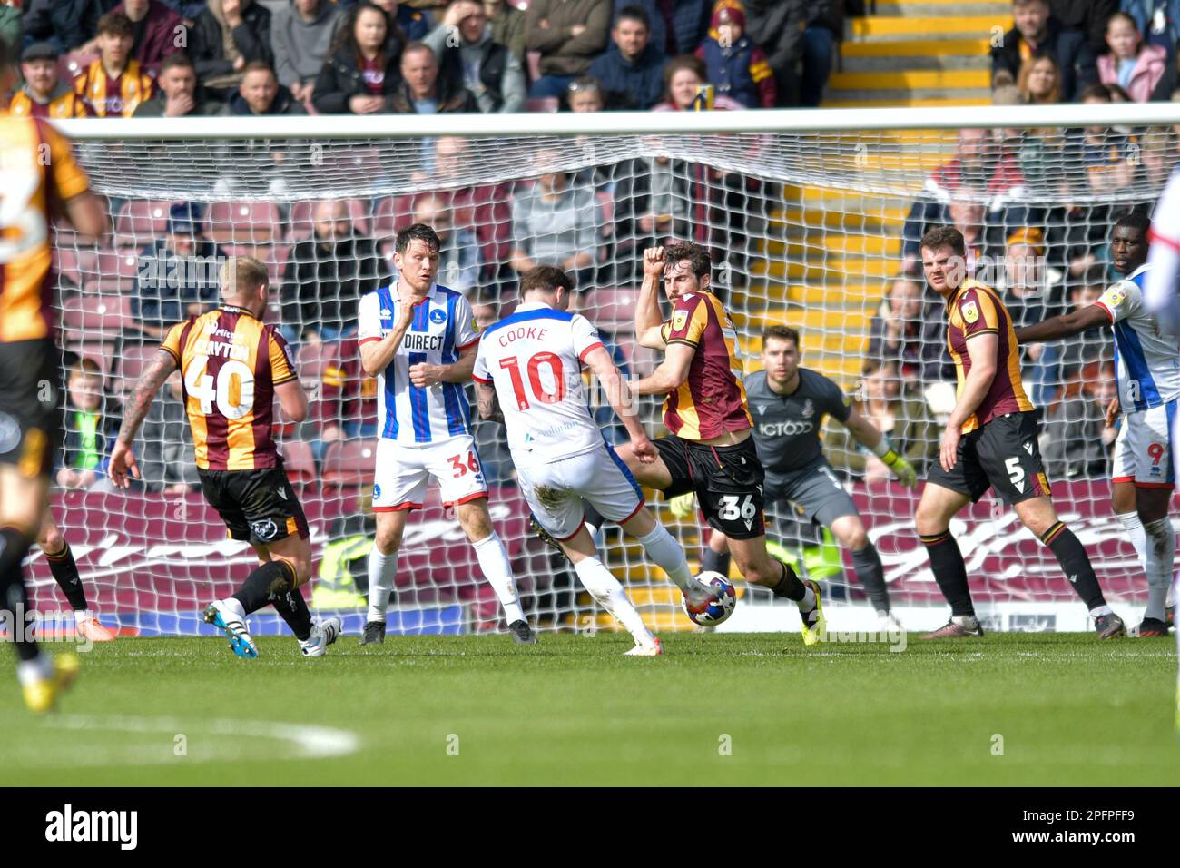 Callum Cooke von Hartlepool United setzt Hartlepool United 1-0 gegen seinen ehemaligen Club während des Spiels der Sky Bet League 2 zwischen Bradford City und Hartlepool United im University of Bradford Stadium in Bradford am Samstag, den 18. März 2023. (Foto: Scott Llewellyn | MI News) Guthaben: MI News & Sport /Alamy Live News Stockfoto