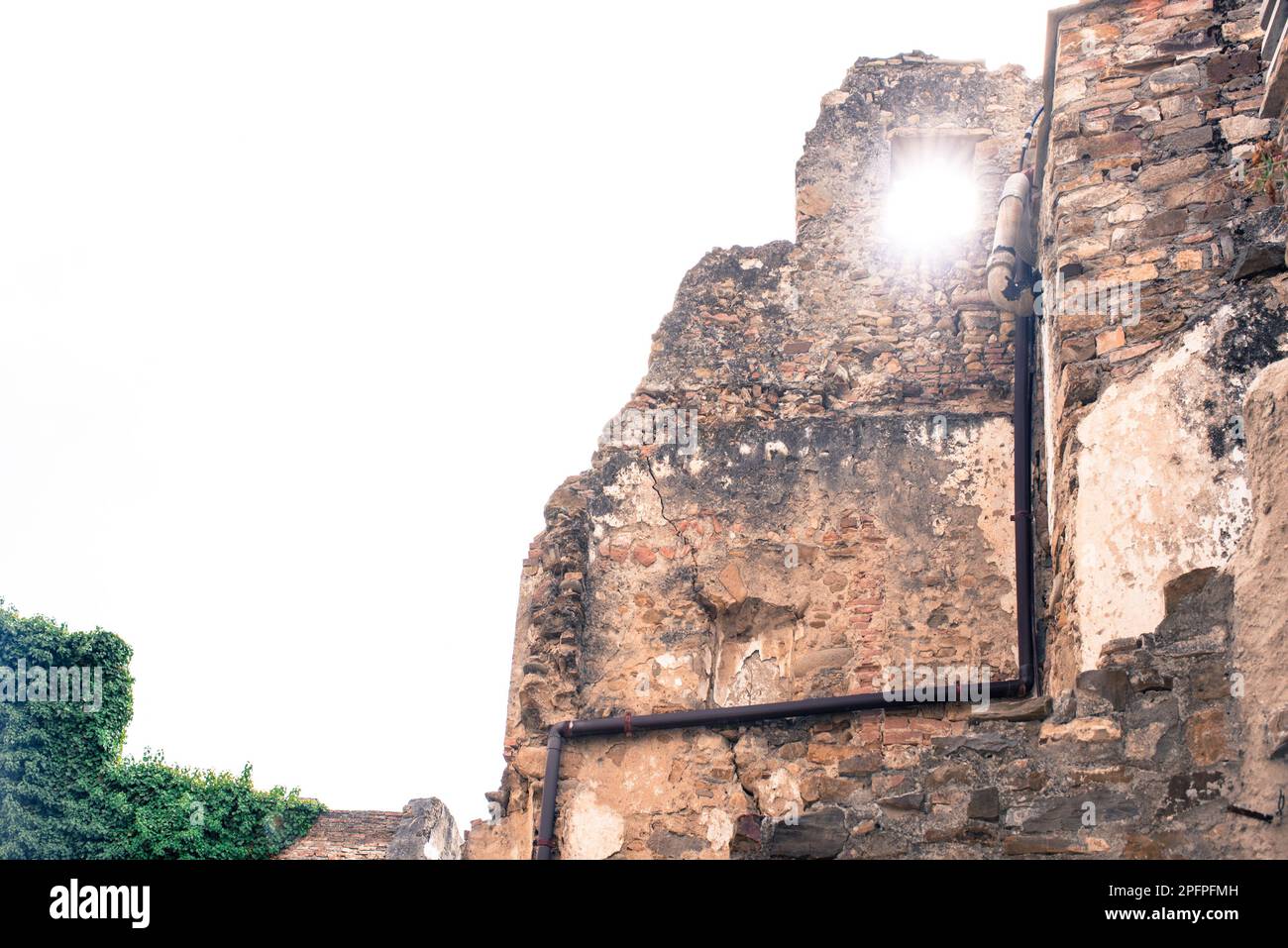 Italien, Imperia, Bussana Vecchia. Tra le vie pedonali dello storico paesino degli artisti Stockfoto