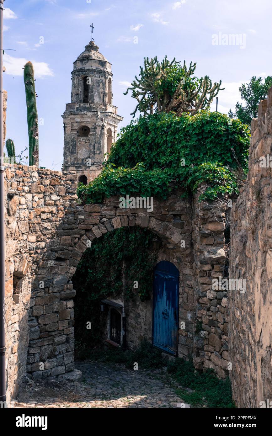 Italien, Imperia, Bussana Vecchia. Tra le vie pedonali dello storico paesino degli artisti Stockfoto