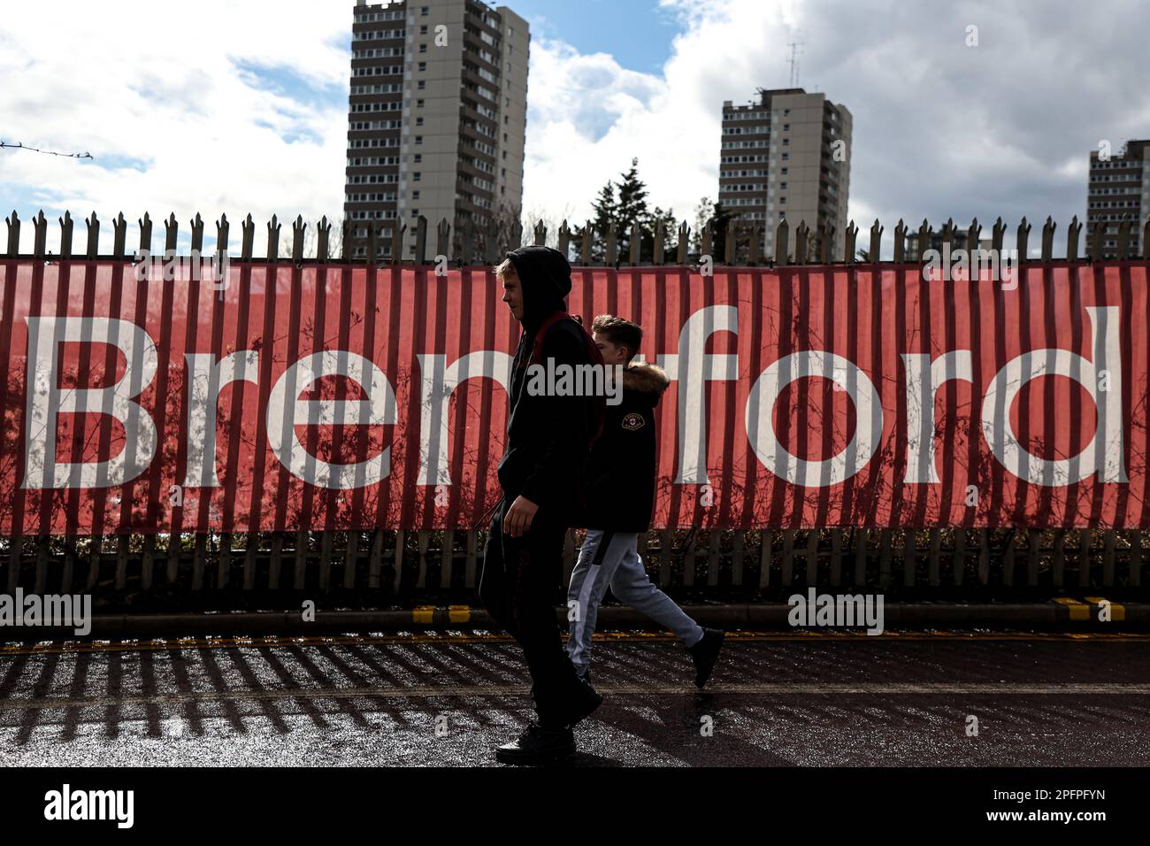 18. März 2023; GTECH Community Stadium, Brentford, London, England; Premier League Football, Brentford gegen Leicester City; Brentford-Fans nähern sich dem GTECH Community Stadium Stockfoto
