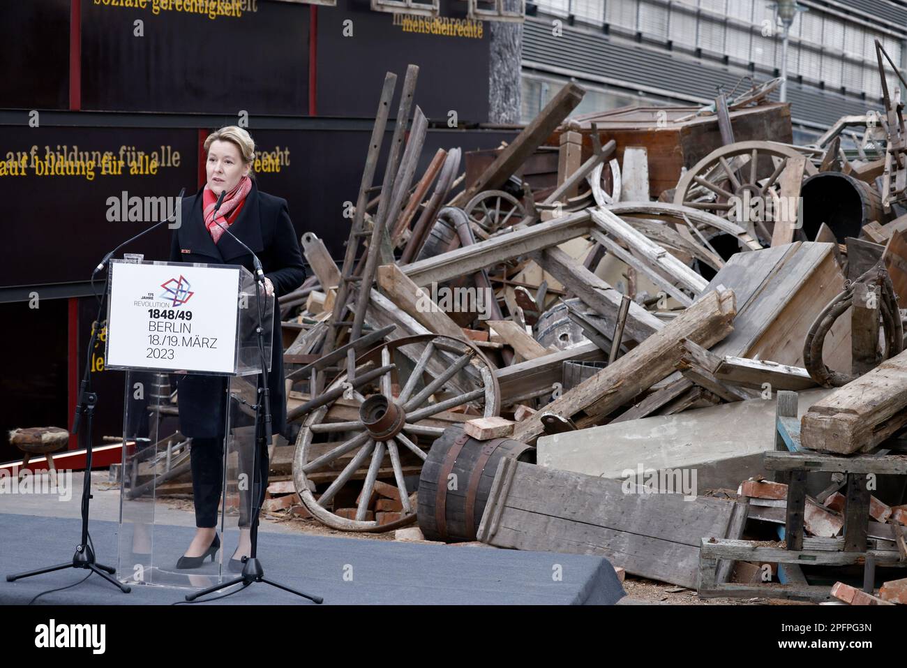 Berlin, Deutschland. 18. März 2023. Franziska Giffey (SPD), Bürgermeisterin Berlins, spricht vor der Errichtung einer Barrikade an der historischen Stätte während der Eröffnungsveranstaltung des Berliner Wochenendes für Demokratie anlässlich des 175. Jahrestages der Märzwolonie 1848. Hier brach am 18. März 1848 die Barrikadenschlacht aus. Kredit: Carsten Koall/dpa/Alamy Live News Stockfoto