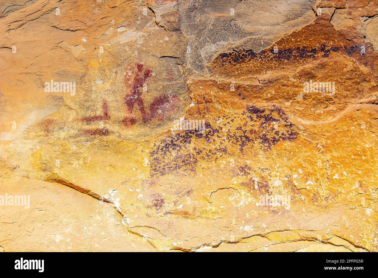 Entdecken Sie die antiken Rotockergemälde auf den Steinen von Jebel Ousselat in Zentraltunesien Stockfoto