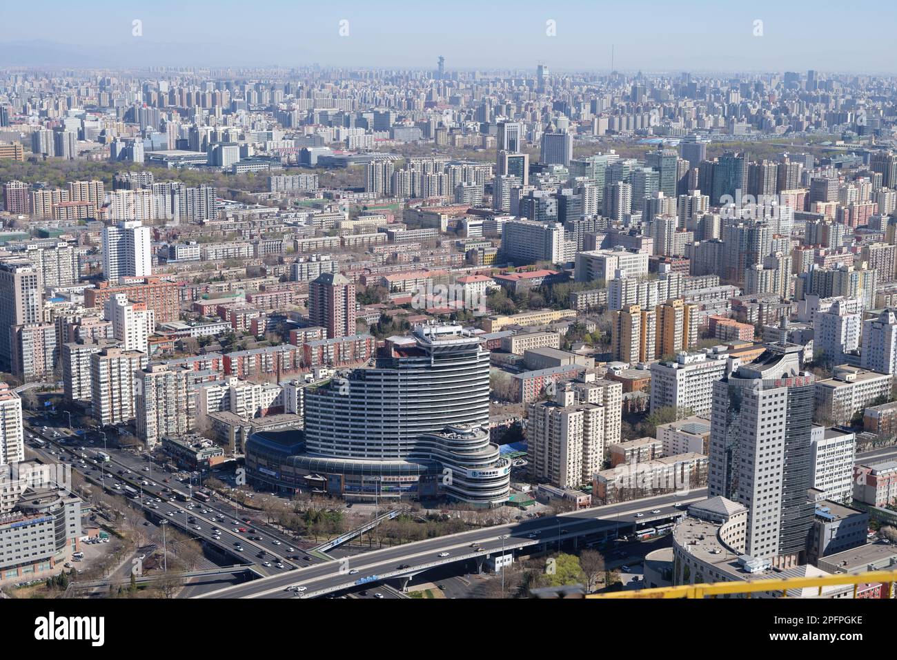 PEKING, CHINA - 18. MÄRZ 2023 - das Stadtbild von Peking wird von der 238 Meter hohen Aussichtsplattform des Chinesischen Zentralfernsehturms in Beijin gesehen Stockfoto