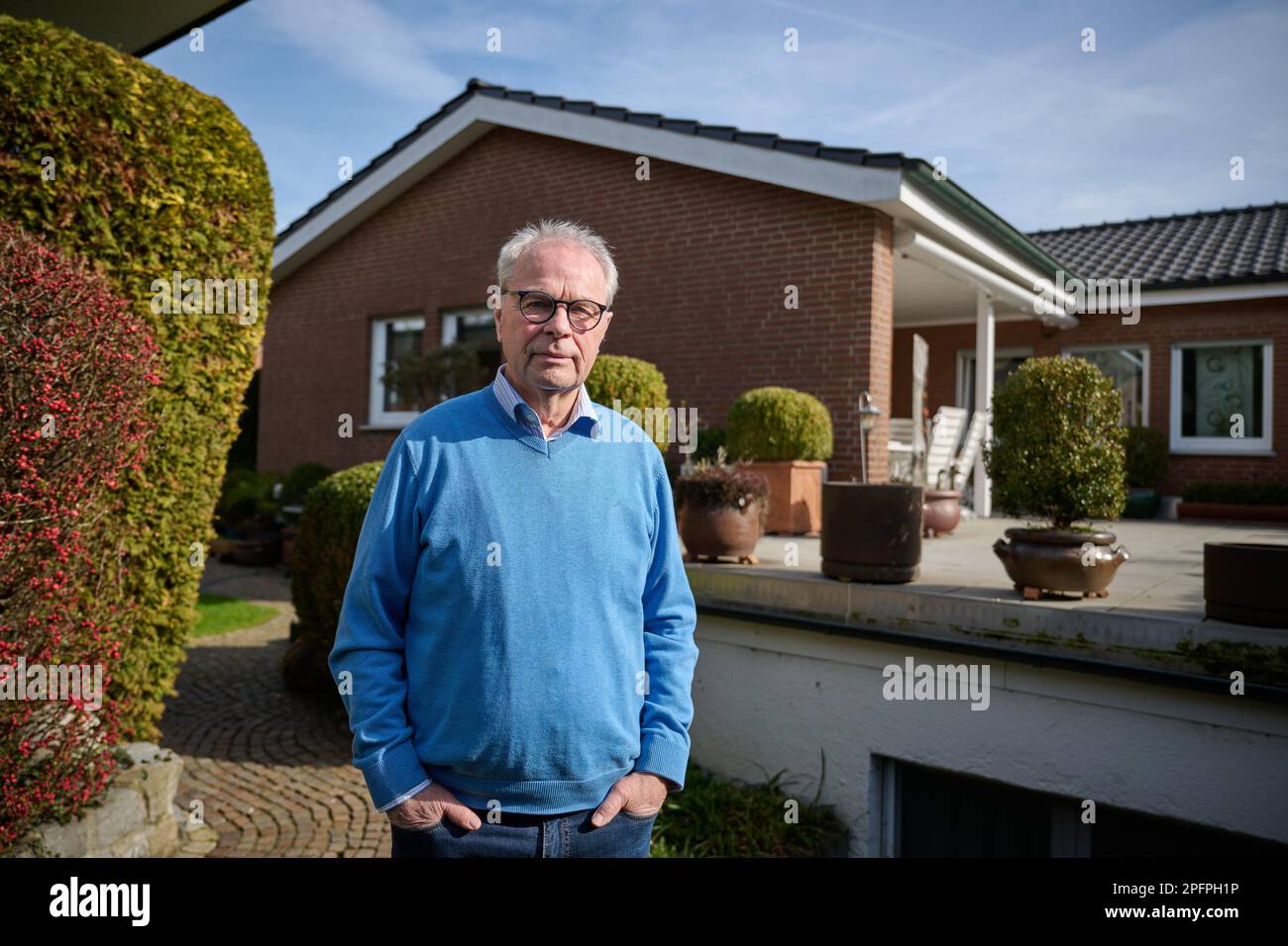 Drensteinfurt, Deutschland. 17. März 2023. Bernard Dietz, Spitzname „Ennatz“, Kapitän der Fußball-Europameisterschaft 1980 vor seinem Haus. Am 22. März feiert er seinen 75. Geburtstag. Kredit: Bernd Thissen/dpa/Alamy Live News Stockfoto