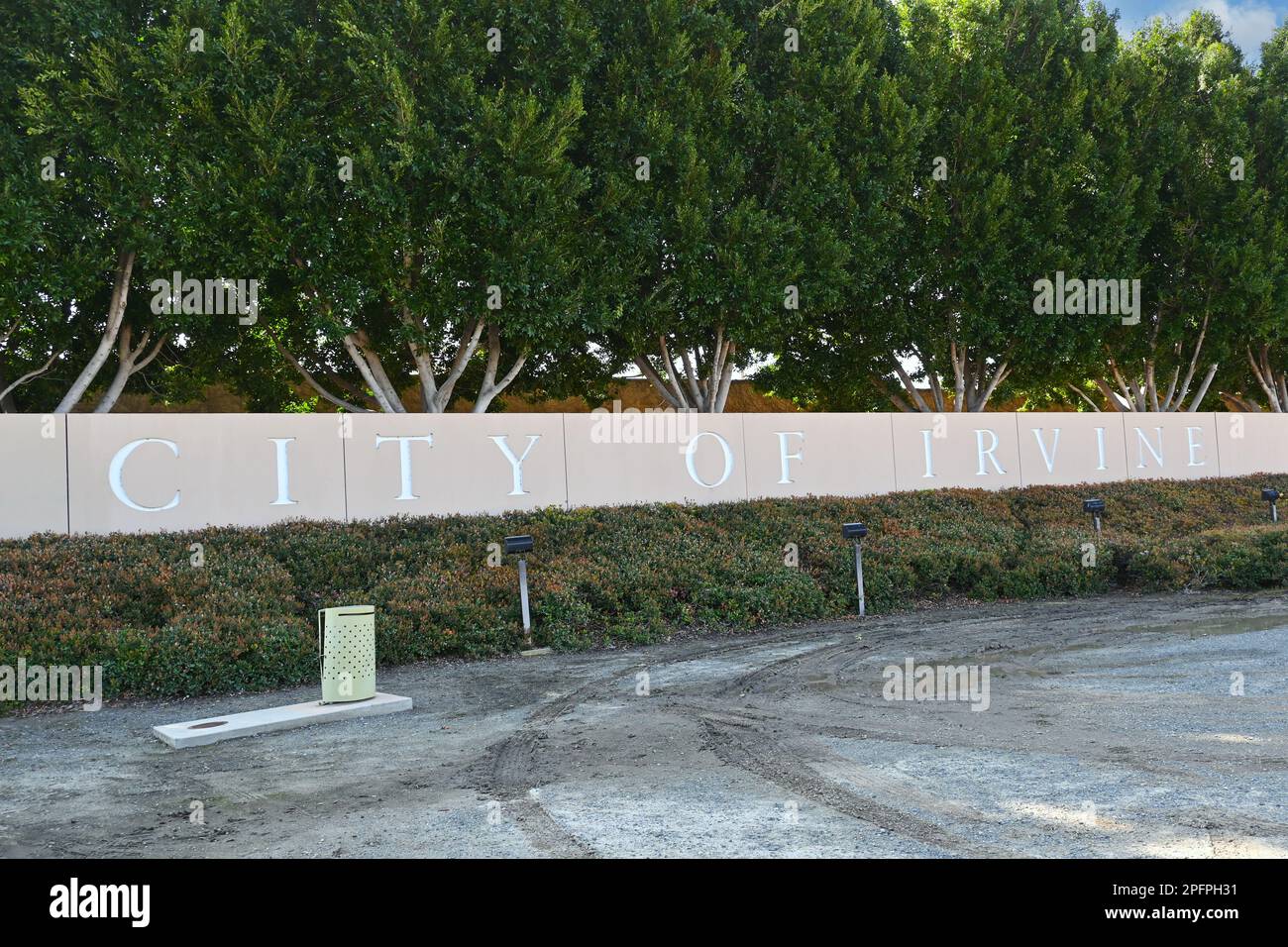 IRVINE, KALIFORNIEN - 17. MÄRZ 2023: Stadtschild von Irvine entlang des 5 Freeway, sichtbar für Fahrer auf der Südseite des geschäftigen Highway, wenn sie in die C Stockfoto