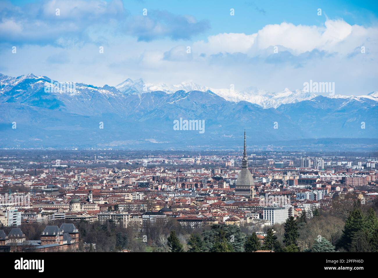 Italien, Piemont, Turin, Blick von oben auf Turin. Sehen Sie sich den Parco Europa im Frühling an Stockfoto