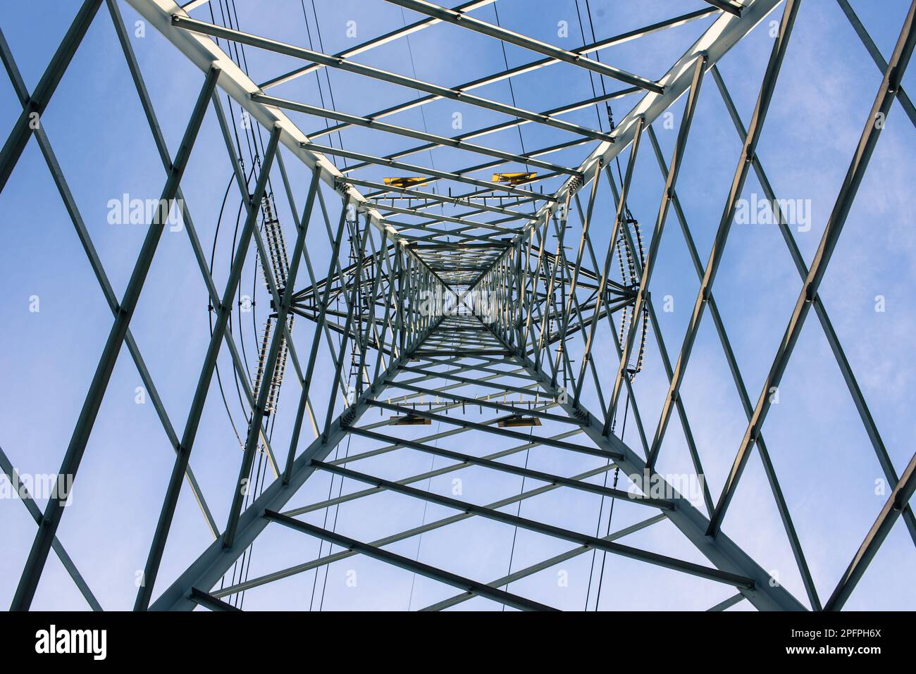 Traliccio elettrico. Elektrizitäts-Pylon. Metallkonstruktion zur Unterstützung von Hochspannungskabeln. San Mauro Torinese, Turin, Italien Stockfoto